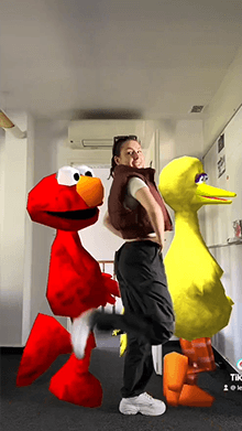 Baila con Elmo o Abelardo